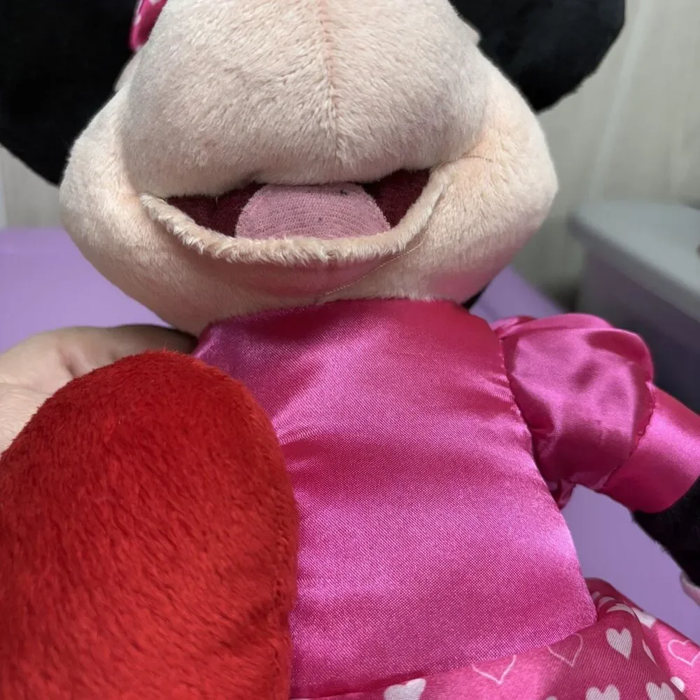 Disney Minnie Mouse Valentine plush pink dress bow Red heart New in box kid toy